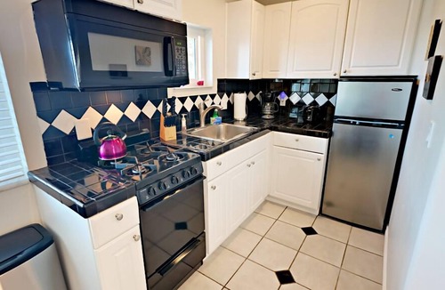 Golden Hill Apartment | Walkable to Downtown, NEW Jacuzzi, Fire pit, Outdoor Kitchen w Built in BBQ (F)