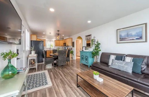 Elkhorn Apartment | Watch Sunsets of the Monterey Bay From a Hilltop Villa