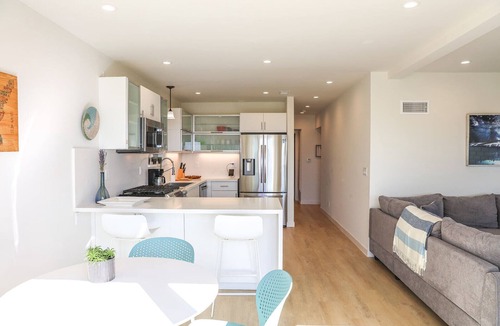 Playa Del Rey House | Waterfront 2BDRM with Patio in Playa Del Rey