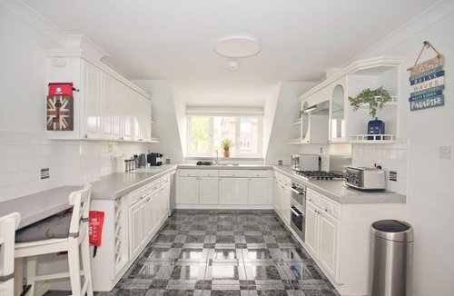 Christchurch House | Waterfront Retreat | Marina Views | Walk to Town | Parking For Two Cars