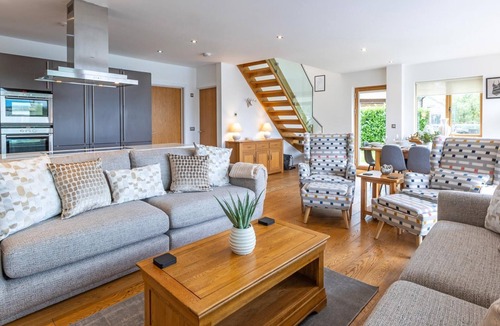 South Cerney House | Waters Edge 16, Heron Lodge - Lakeside Holiday Home, Hot Tub, Sleeps 8