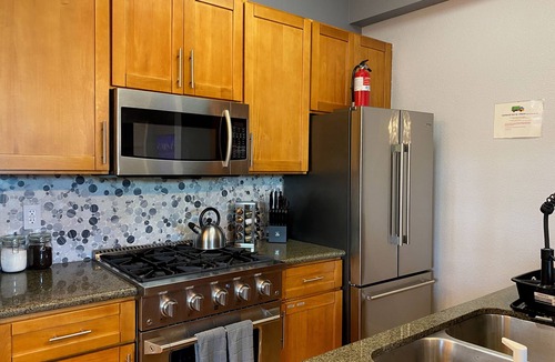West Oakland House | "We had a Fabulous Stay" Charming townhome in superb Oakland with WiFi, AC