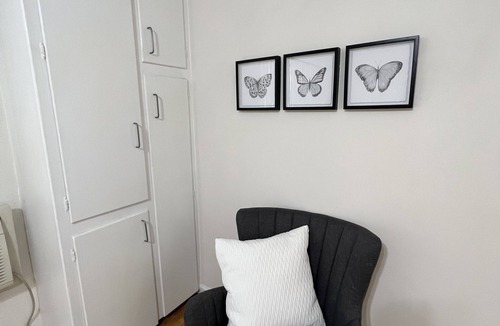 Tri-West Apartment | WEHO/Melrose Place 1 Bed 1 Bath - 1.1 mile walk to Cedars Sinai - 31 day min.