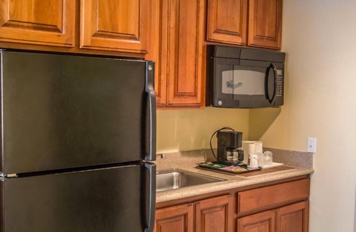 Hawthorne House | Welcoming accommodations convenient to LAX!