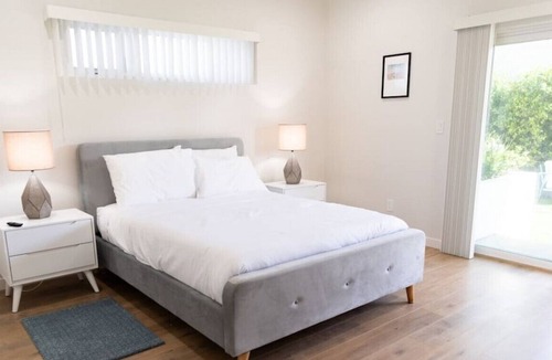 NoHo Arts District House | WELL-DESIGNED MODERN 3-BEDROOM HOME RECENTLY BUILT IN 2021 (p50)