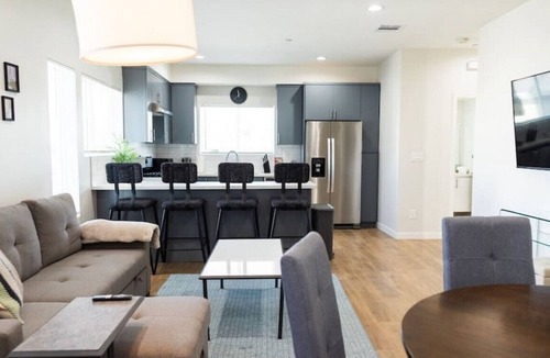 NoHo Arts District House | WELL-DESIGNED MODERN 3-BEDROOM HOME RECENTLY BUILT IN 2021 (p50)