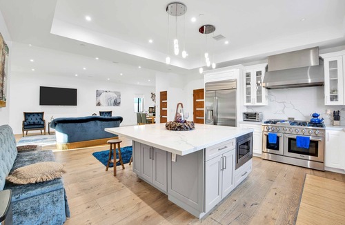 Sawtelle House | Wellesley by AvantStay | 2 Miles to Beach