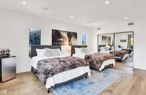 Sawtelle House | Wellesley by AvantStay | 2 Miles to Beach