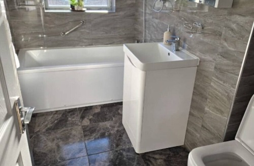 Cradley House | West Midlands Home - 3BR w/FREE Parking and WIFI