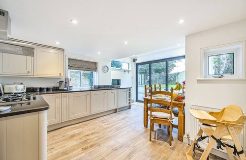 West Wittering Cottage | West Wittering Rosemary Cottage – Sleeps 5, Nr Beach, Parking & Family Friendly