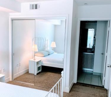 Hollywood House | Western Melrose