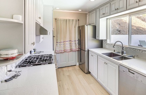 Encino House | WFH Friendly: Spacious Hillside Retreat in Encino