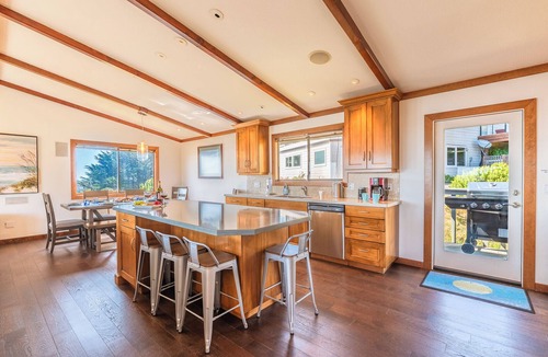 Dillon Beach House | WhaleWatch~Scenic Coastal Retreat Perfect for Families, WiFi/HotTub/GmRm/Pup