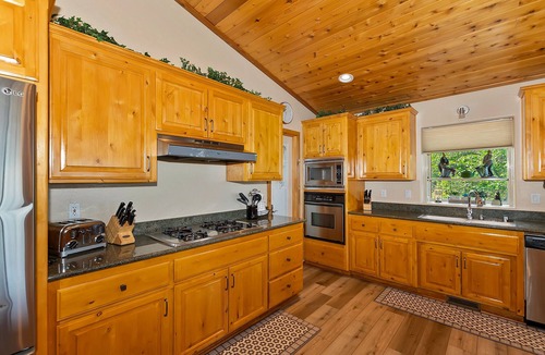 Castle Glen Estates Cabin | What A View by Destination Big Bear : Castle Glen Estates: Lake & Mountain Views! Hot Tub! Propane BBQ! Ping Pong!