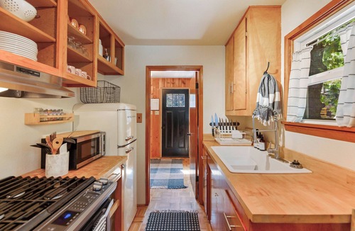 Pine Cove Cabin | Whimsical Cabin *Spa, Fireplace, Pet Friendly*