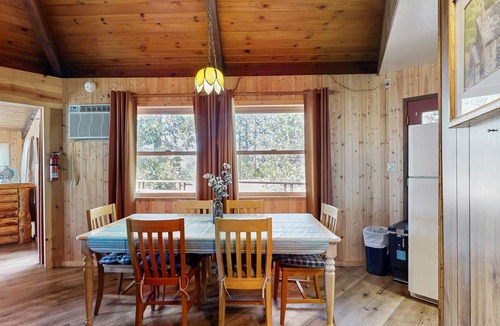 Groveland Cabin | Whimsical dog-friendly cabin with fireplace & deck - close to Yosemite, skiing