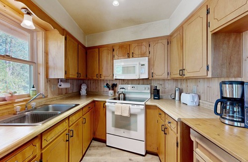 Groveland Cabin | Whimsical dog-friendly cabin with fireplace & deck - close to Yosemite, skiing