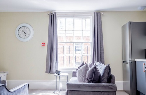 Worcester Apartment | WhiskAwayHomes Shaw Street Apartment 8