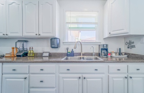 Compton House | White Heaven House 3-bedroom house with AC, WiFi in Enchanting Compton