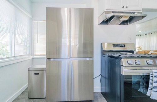 Compton House | White Heaven House 3-bedroom house with AC, WiFi in Enchanting Compton
