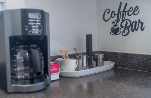 Compton House | White Heaven House 3-bedroom house with AC, WiFi in Enchanting Compton