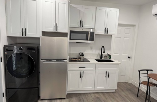 Compton Apartment | White Pearl Studio