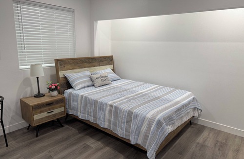 Compton Apartment | White Pearl Studio