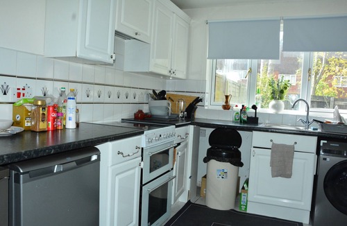 Wolverhampton House | Whole Cosy Home, Sleeps 11 in 4 Bedrooms, full kitchen, 2 toilets, 55"TVs PetsOK