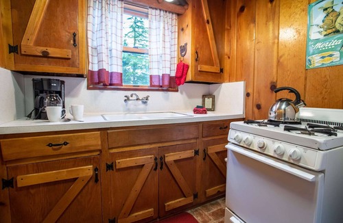 Twin Peaks Hotel | Wild Bill's - Western Themed | Ponds & Streams