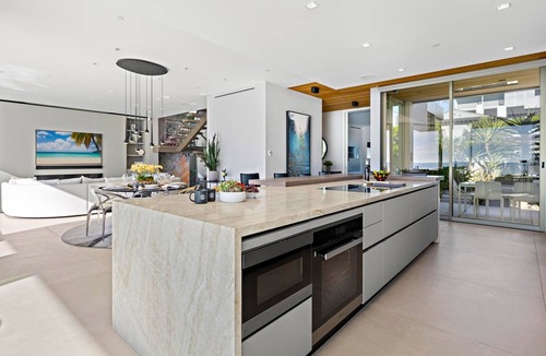 Beach Barber Tract House | Windansea Luxury Pool Rooftop Views