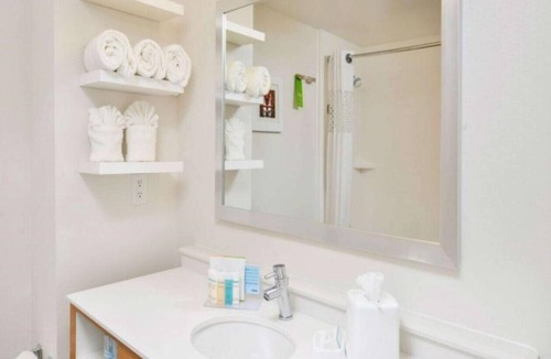 Burlingame House | wo miles from the San Francisco Airport !