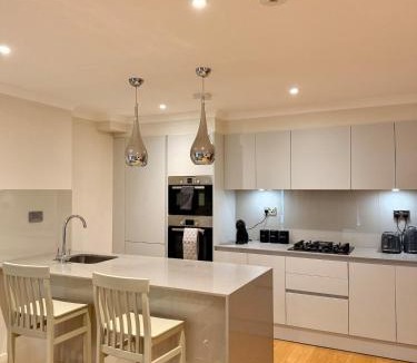 Syon Apartment | Wonderful Retreat in Lively Locale - Sleeps 5