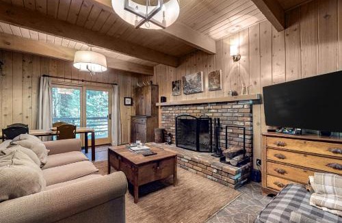 Arrowhead Villas House | Wooded Comfort