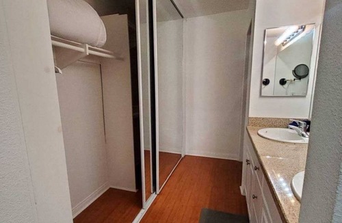 Warner Center Condo | Woodland Hill 2BR Suite with Pool/Gym/Parking