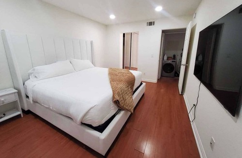 Warner Center Condo | Woodland Hill 2BR Suite with Pool/Gym/Parking