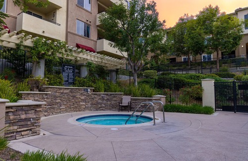 Warner Center Apartment | Woodland Hills 2 Bedroom City Views Close to Los Angeles