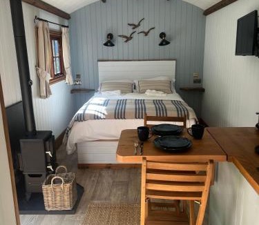 Hawsker Apartment | Woodside Shepherd Hut with free parking - Hawsker near whitby