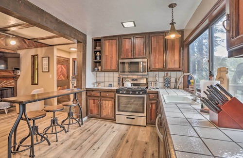Twin Peaks House | Woodsy Twin Peaks Getaway w/Hot Tub & Views!