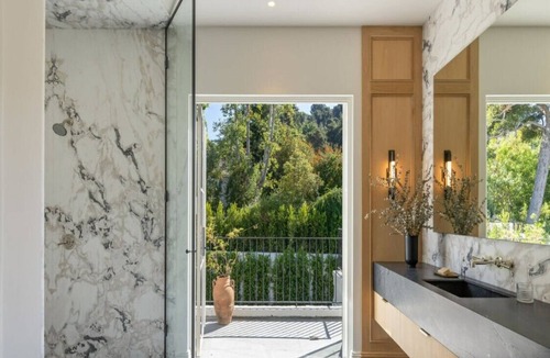 Sherman Oaks House | Woodvale Rd- Royal Oaks Retreat with Guest House & Captivating Views