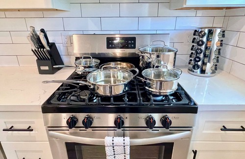 Walnut Creek Apartment | Work Here Remodeled Kitchen Fast WiFi King Bed Walk Downtown Parking