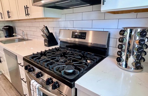 Walnut Creek Apartment | Work Here Remodeled Kitchen Fast WiFi King Bed Walk Downtown Parking