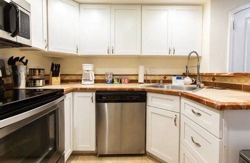 Ridgecrest Apartment | ★Work & Relax ~ Quiet Oasis, ♛Queen Bed, Pool, Pkg