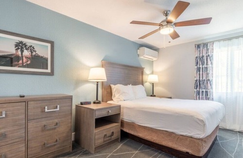 Anaheim Resort Hotel | Wyndham Dolphin's Cove - 1 Bedroom Deluxe