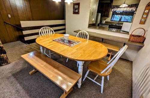 Big Bear Lake Condo | Year-Round Escape – Cozy Townhome at base of Snow Summit