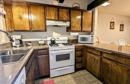 Big Bear Lake Condo | Year-Round Escape – Cozy Townhome at base of Snow Summit