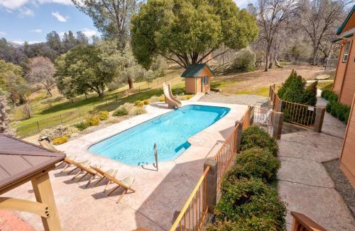 Yosemite Forks House | Yosemite Adventure House with Pool-hot tub-game room