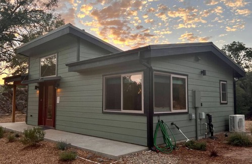 Mariposa House | Yosemite Area Gem. Private, Thoughtfully Designed Guesthouse for Couples