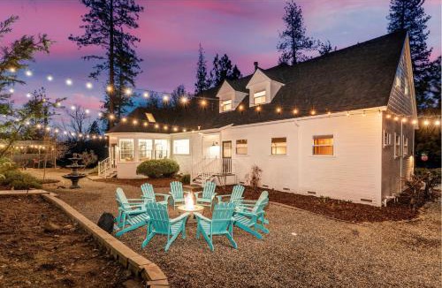 Oakhurst House | Yosemite Country House sleeps 20 w/hot tub, firepit, bonus studio