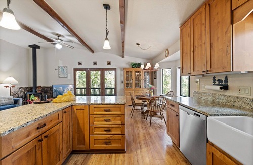 Groveland Cabin | Yosemite Family Retreat: Dogs OK! Games, Lake, Deers, Golf, Family Reunion!
