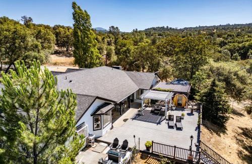 Mariposa House | Yosemite Luxe Family Lodge - Spa, Theater, Sauna, EV, Game Room, Poker Table